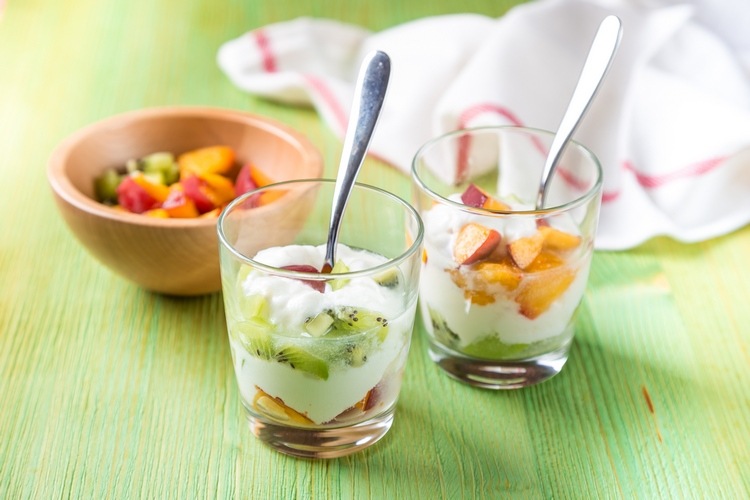 hälsosam efterrätt med frukt och yoghurt