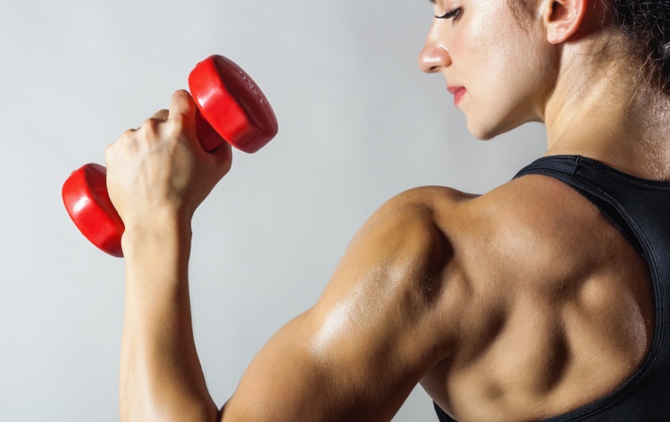 efter träning äter muskelbyggande kvinnor