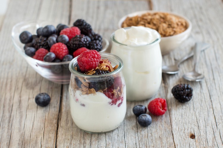 Ät grekisk yoghurt och bär efter träningsprotein för att bygga muskler