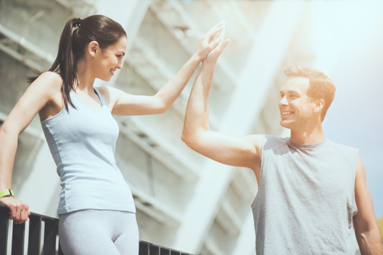 High five efter träning lyckligt par