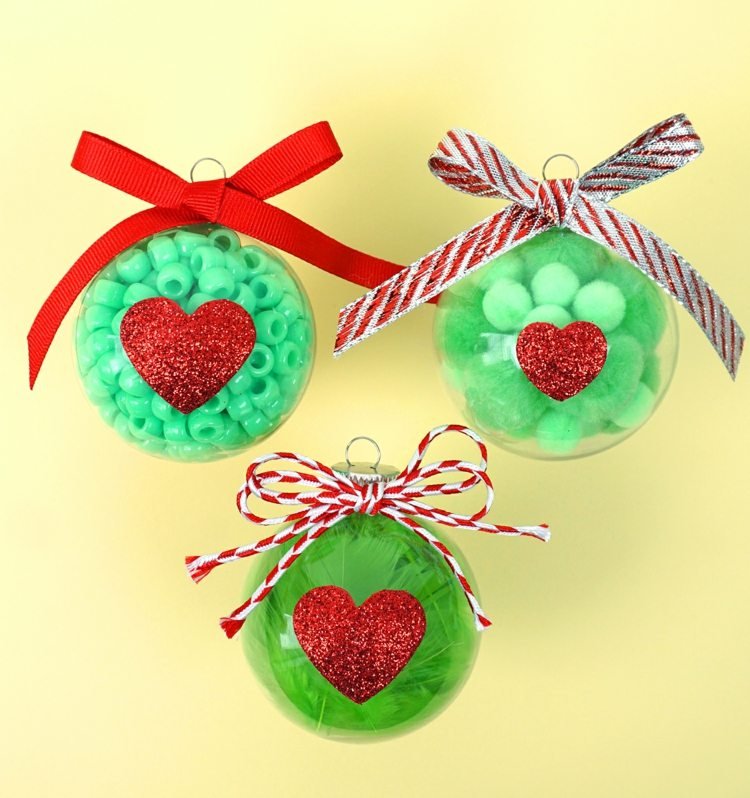 Gör dina egna julgransdekorationer med färdiga bollar och fjädrar, pärlor och pomponger att fylla