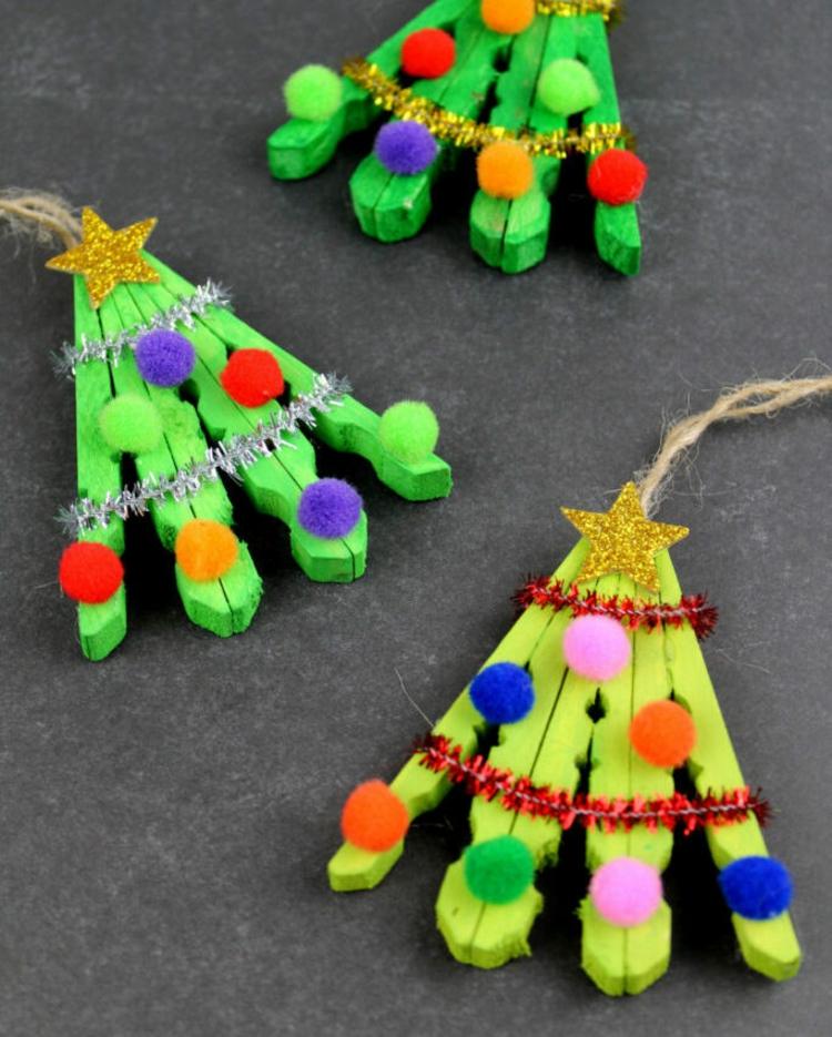 Julpyssel med barn till advent med klädnypor - små julgranar