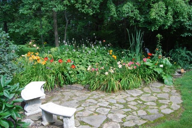trädgård daylily stenbänk natur miljö idéer