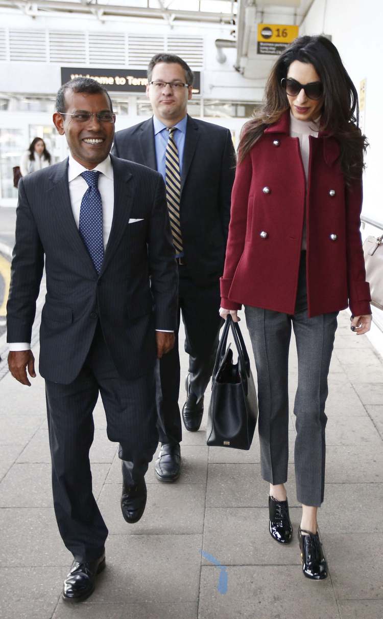 Business casual outfit gråa byxor vinröd röd kort kappa lackläderskor snörning