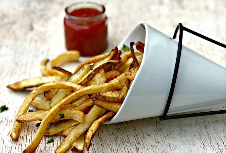 Stek krispiga pommes frites i Airfryer fritösen