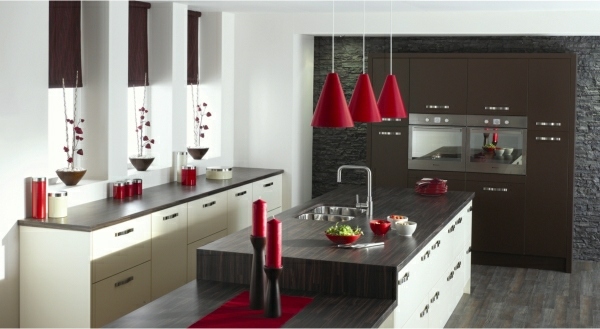modernt-utrustat-kök-elegant-belysning
