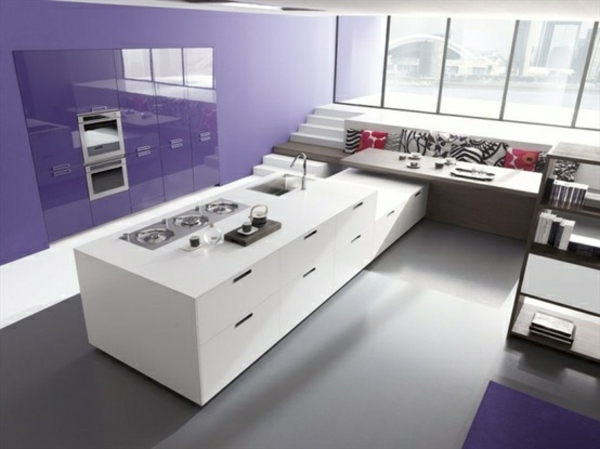 stor-vit-lila-utrustad-kök-modern-design