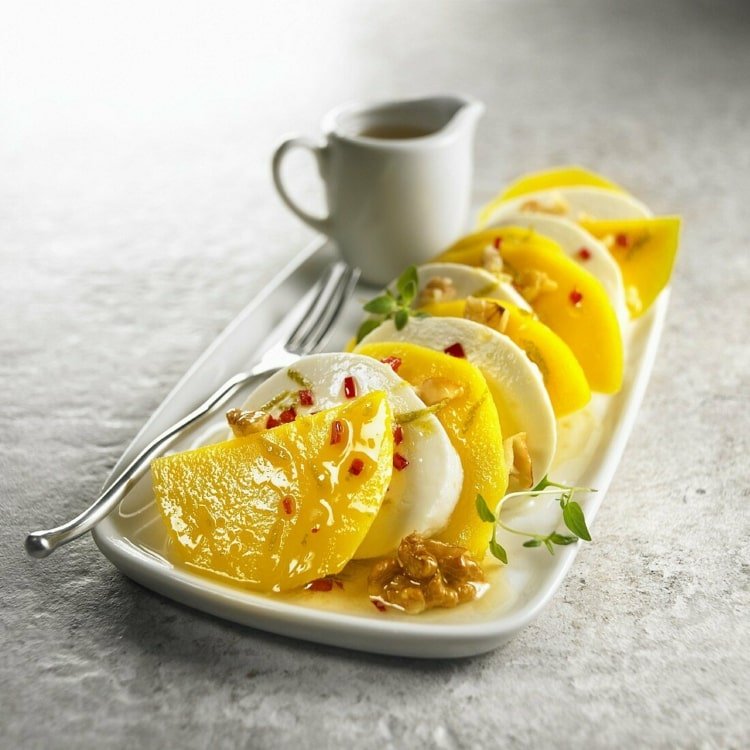 Mango med mozzarella, valnöt och koriander för mellanmål