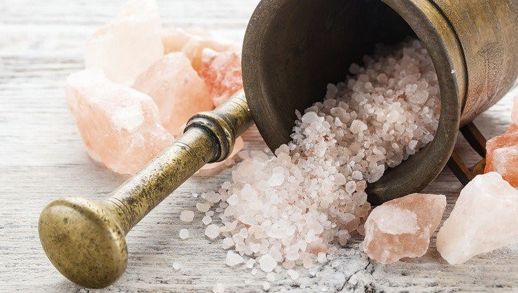 himalaya saltbitar av kristaller sten salt