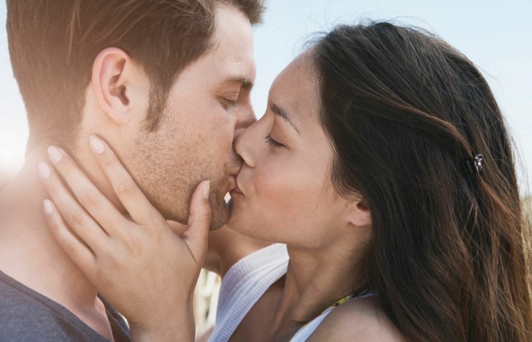 Kyssande är förbjudet från blåsor och fram till läkning för att undvika infektion