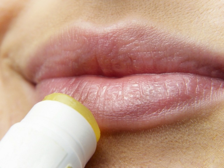 UV -skydd för läppar och kropp är förebyggande medel mot herpes simplex
