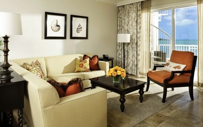 vardagsrumsmöbler traditionella trämöbler stoppad soffa orange färgstänk