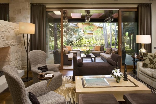 klassiskt modernt vardagsrum terrass brun grå nyanser