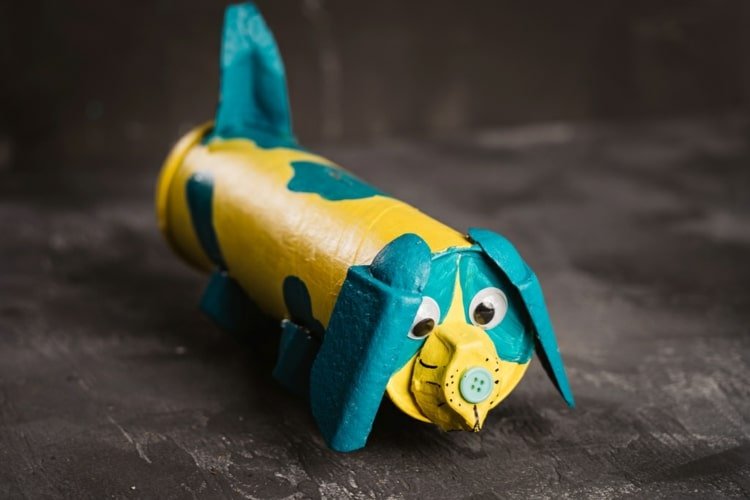 Vad kan du göra av Pringles -lådor för barn - sparbössa som hund eller andra djur