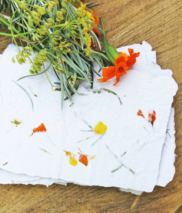 Gör papper med pappersrester som en återvinningsidé - integrera blommor i papperet