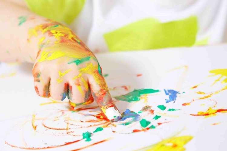 Vad uppmuntrar barn att måla med fingerfärger?