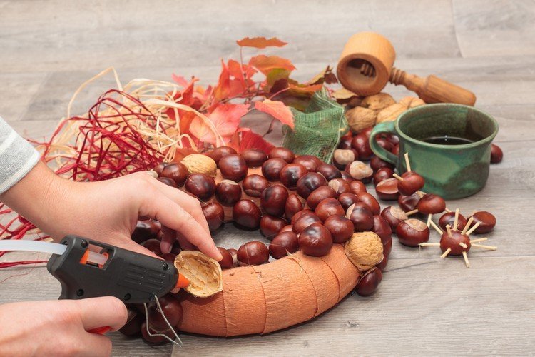 tinker med kastanjer höst-dekoration-naturmaterial-diy