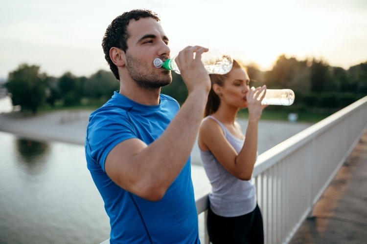 Hur mycket vatten att dricka om dagen är hälsosamt