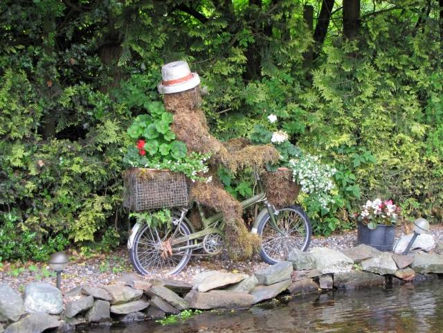 trädgård skulpturer gör det själv cykel man mossa