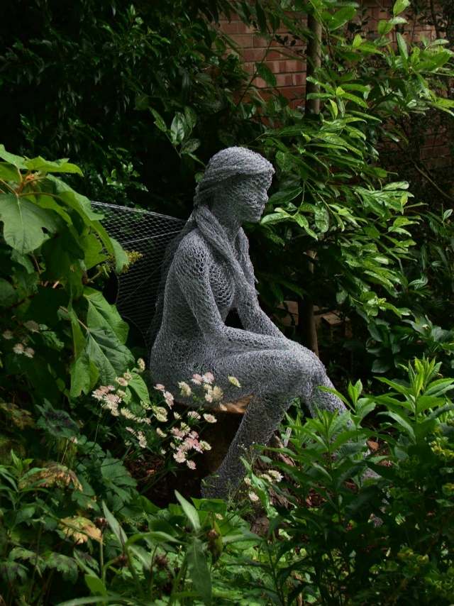 Derek Kinzett trädgård skulptur kvinna skog fe