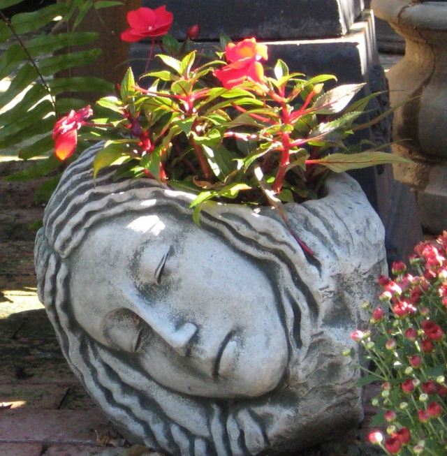trädgård skulptur stenhuvud kvinna lutad