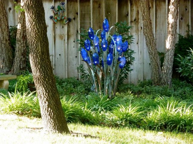 trädgård skulptur idé blått glas gräs