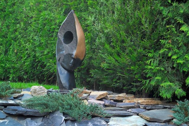 Trädgårdsskulptur metall Praha Sobin Issa Simms Hlava