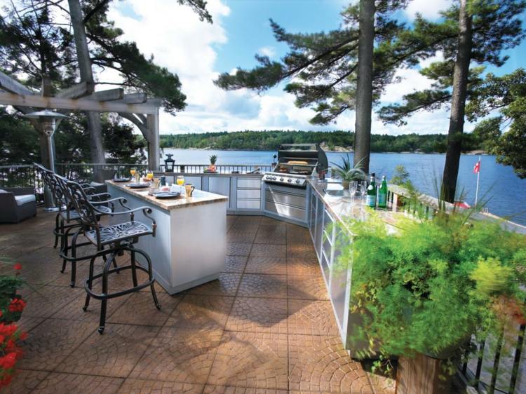 kök-i-trädgården-terrassen-vita-skåp-bar counter-bar stolar