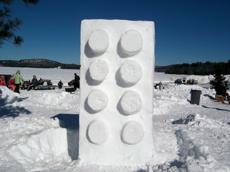 Bygg roliga legoklossar med snö för skojs skull på vintern