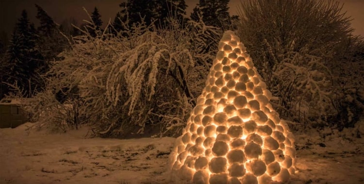 Bygg en svensk snölykta med snö och tänd den med telys eller sagoljus
