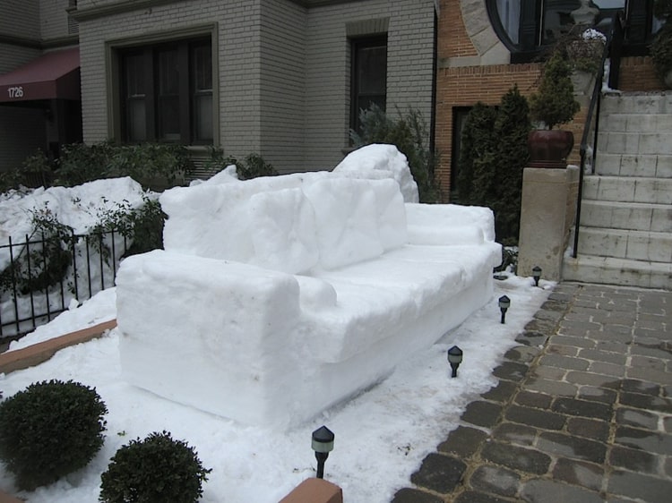 Gör en rolig soffa på gården från att baka snö själv