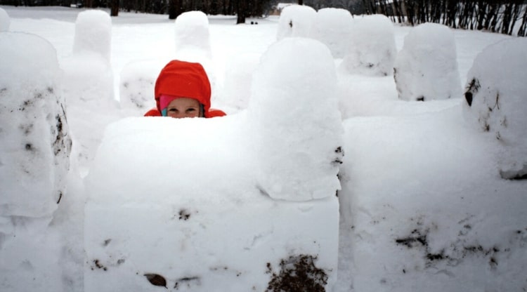 Att bygga ett slott med snö för barn - enkla idéer för att leka utomhus