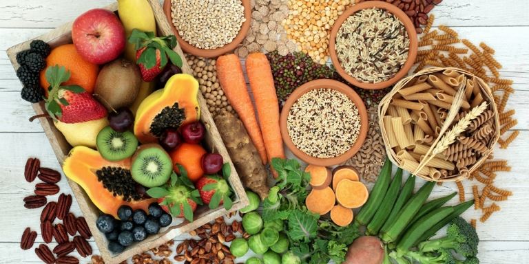 Ät en mängd olika grönsaker, frukter, spannmål och andra fiberrika livsmedel