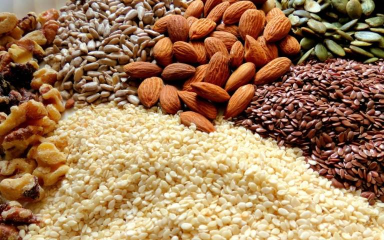 Nötter och frön innehåller mycket fiber, men är också feta och bör ätas med måtta