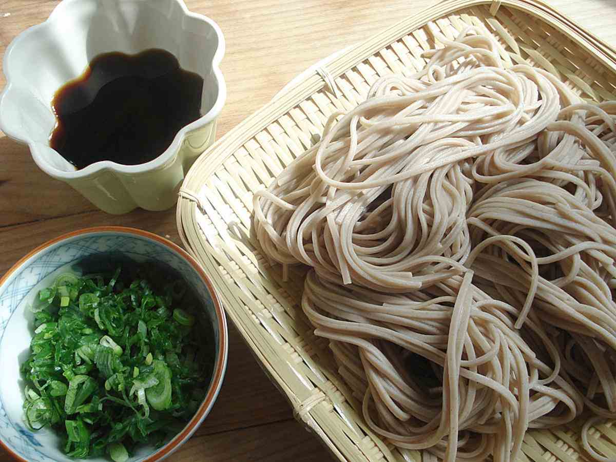 Soba nudel recept kallt japanskt kök bambu tallrik sojasås hälsosam mat