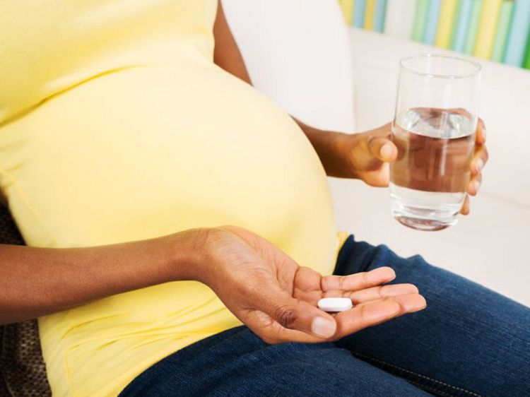 graviditet kvinna läkemedel ta glas vatten