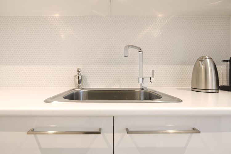 handfat för kök praktiska tips för installation av diskbänkar & amp; Tvättställ i köksvägg i rostfritt stål