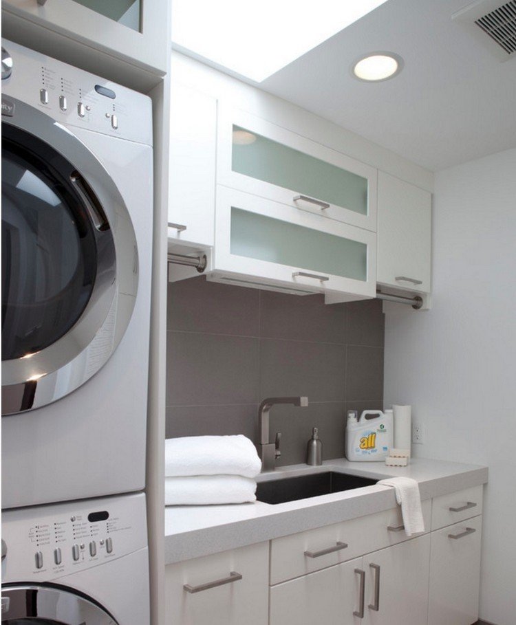 tvättstuga-möblering-vardags-idéer-taupe-back-brickor-skåp-vita-fronter
