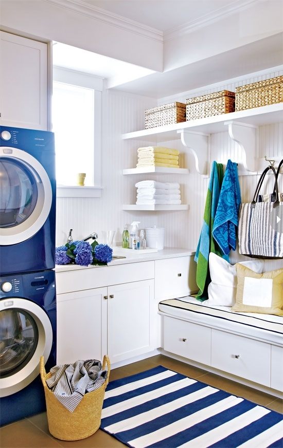 moderna tvättrum blå och vit matta möbler idéer
