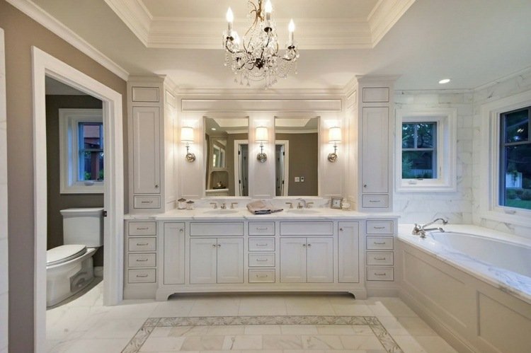 elegant badrum traditionellt vitt handfat belysning ljuskrona marmor