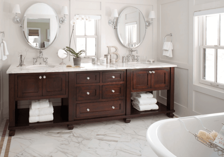 stil traditionellt badrum oval spegel trä marmor belysning