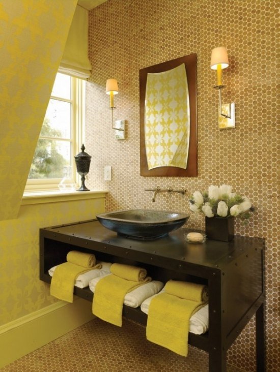 badrum enkla färska färger gulbruna blommor badhanddukar