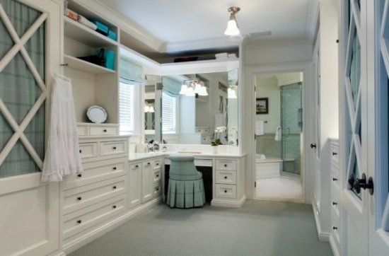 badrum toalettbord med smink rymligt vardagsrum