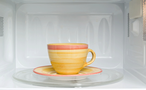 Värm vatten för te i mikrovågsugnen