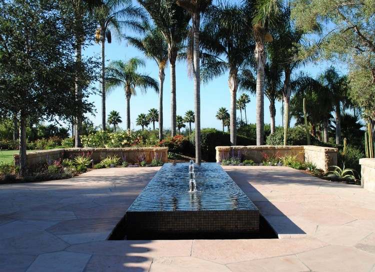Vatten i trädgården ström-fontän-natursten plattor-palmer