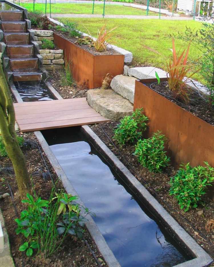 vatten-trädgård-ström-vatten-trappor-damm-bro-upphöjda sängar