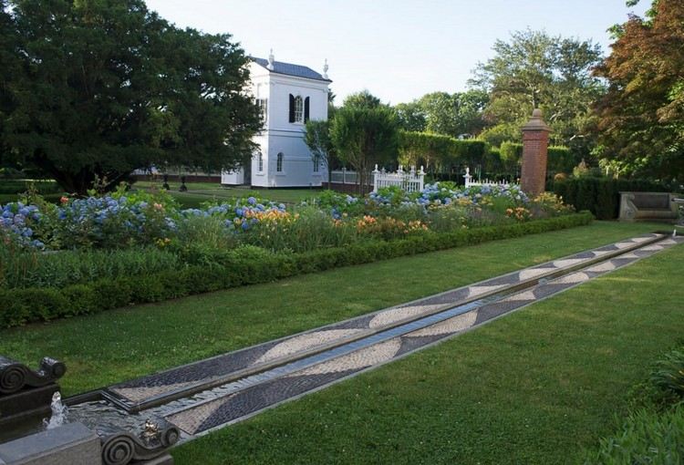 vatten-trädgård-liten-ström-modern-design-grön-gräsmatta