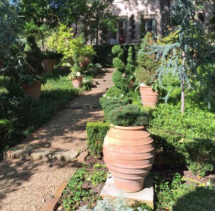 vattenbesparande-trädgård-torr-kanna-lera-blomkrukor-trädgård design