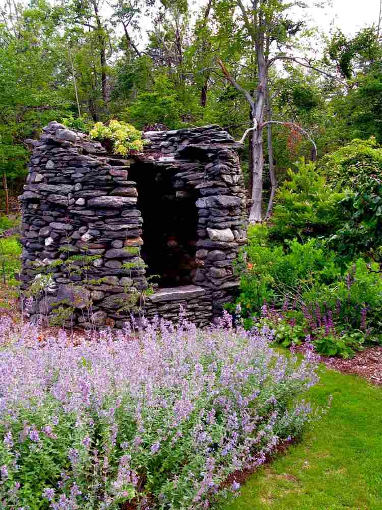 spara-vatten-trädgård-torr-gräsmatta-mulch-sten-vägg