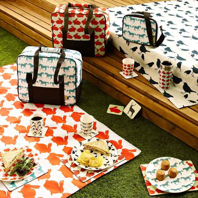 Vattentät picknickfilt -hare-mönster-vit-bakgrund-röd-blå-roliga-tillbehör-tillbehör